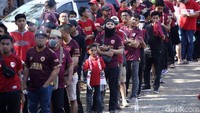 Mayoritas suporter datang dengan memakai kaos warna merah.