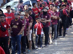 Mayoritas suporter datang dengan memakai kaos warna merah.