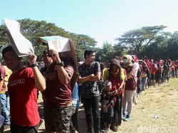 Meski berpanas-panasan, antrean suporter tetap tertib.