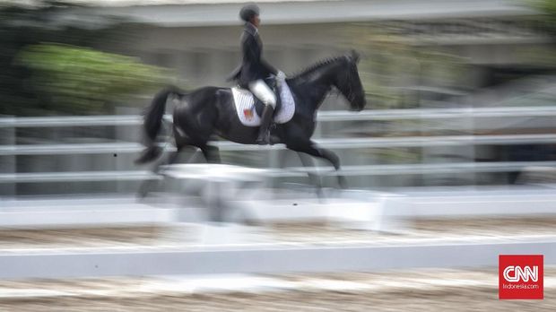 Sejumlah atlet berkuda tampil tampil di Indonesia Horse Show 2019 di Jakarta International Equestrian Park, Pulomas, Jakarta, 28 Juli 2019. Kompetisi berkuda yang sering dipertandingkan di JIEPP yakni bidang dressage, show jumping dan cross country. CNN Indonesia/Hesti Rika