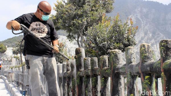 Abu Vulkanik Gunung Tangkuban Perahu Dibersihkan