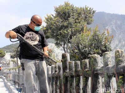 Abu Vulkanik Gunung Tangkuban Perahu Dibersihkan