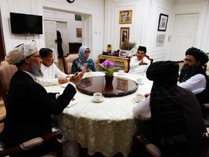 Respons Petinggi Taliban Saat Hamid Ingin Jadi Imam Salat Respons Petinggi Taliban Saat Hamid Ingin Jadi Imam Salat