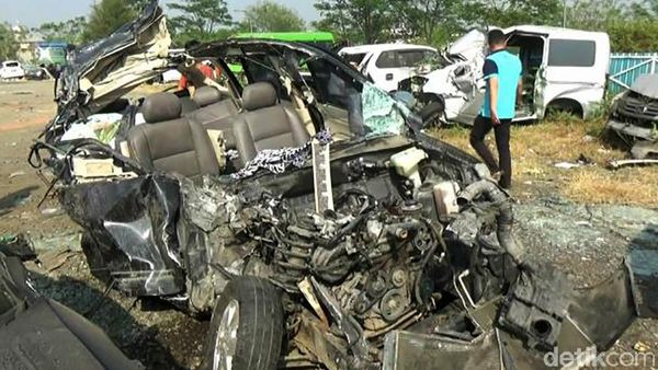 3 Orang Tewas, Begini Kondisi MPV yang Ditabrak Bus di Cipali