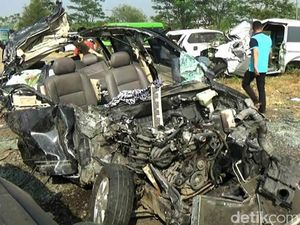 3 Orang Tewas, Begini Kondisi MPV yang Ditabrak Bus di Cipali
