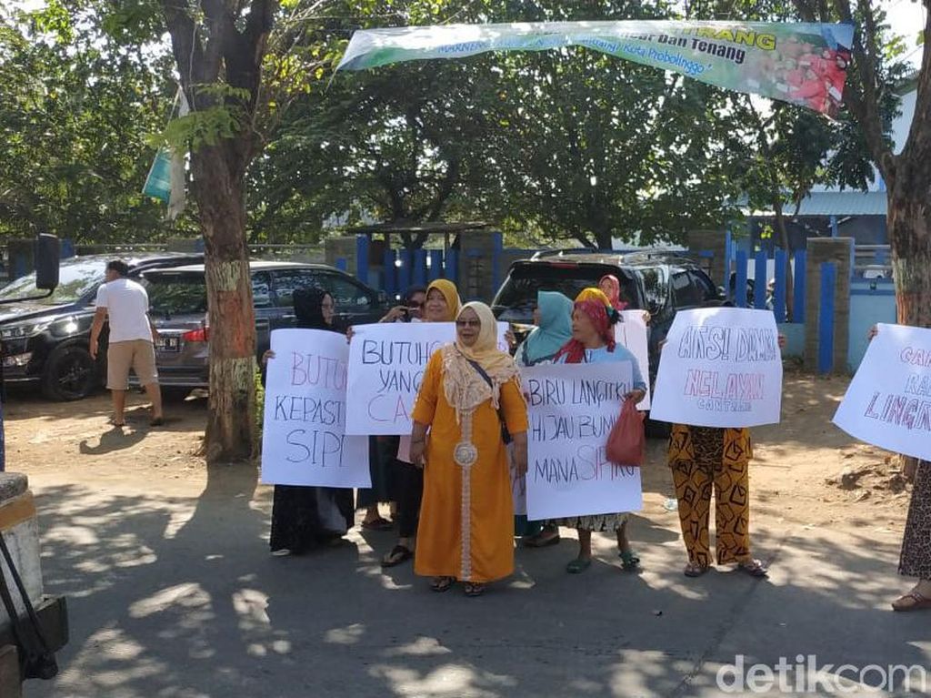 Gubernur Khofifah Disambati Nelayan Cantrang Probolinggo Gubernur Khofifah Disambati Nelayan Cantrang Probolinggo