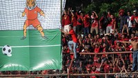 Suporter PSM Makassar memerahkan Stadion Andi Mattalatta.