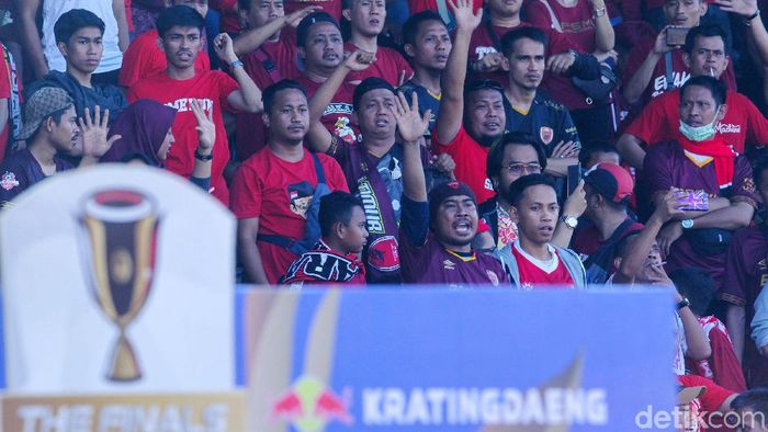 Suporter PSM Makassar berharap wasit terbaik pimpin laga final Piala Indonesia 2018 (Rifkianto Nugroho/detikSport) Suporter PSM Makassar berharap wasit terbaik pimpin laga final Piala Indonesia 2018 (Rifkianto Nugroho/detikSport)