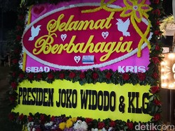 Siti Badriah dan Krisjiana Kaget Dapat Karangan Bunga dari Jokowi