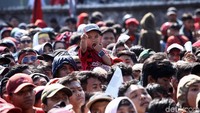 Di antara kerumuman penonton terlihat suporter cilik PSM Makassar ikut antre memasuki stadion.
