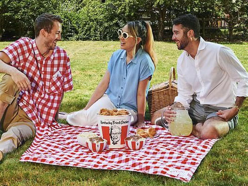 KFC Rilis Kemeja yang Bisa Jadi Taplak Piknik, Praktis Atau Aneh? KFC Rilis Kemeja yang Bisa Jadi Taplak Piknik, Praktis Atau Aneh?