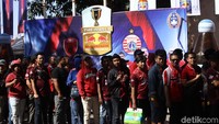 Suporter PSM Makassar mengantre untuk memasuki Stadion Andi Mattalatta.