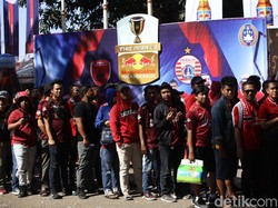 Suporter PSM Makassar mengantre untuk memasuki Stadion Andi Mattalatta.
