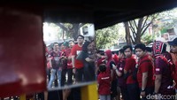 Suporter PSM Makassar datang secara bergelombang sejak pagi tadi.