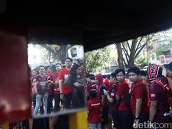 Suporter PSM Makassar datang secara bergelombang sejak pagi tadi.