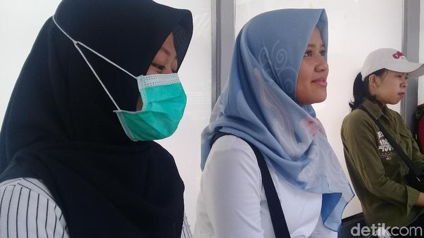 Beberapa pengunjung CFD Sudirman-Thamrin merasa perlu pakai masker alasannya khawatir akan polusi udara.