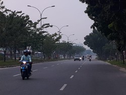 Kabut Asap Selimuti Kota Pekanbaru Pagi Ini, Baunya Menyengat