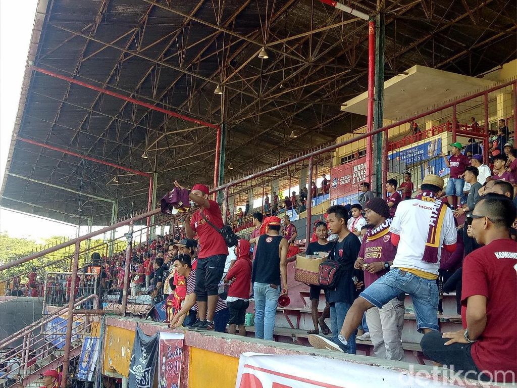 Stadion Sudah Ramai, Mendadak MC Umumkan Laga PSM Vs Persija Ditunda