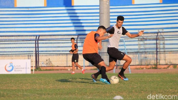 Skuat Persela bersiap menghadapi Borneo FC di Stadion Surajaya. (Foto: Eko Sudjarwo/detikSport) Skuat Persela bersiap menghadapi Borneo FC di Stadion Surajaya. (Foto: Eko Sudjarwo/detikSport)