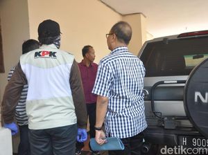 KPK Periksa Mobil Terrano Diduga Milik Tamzil KPK Periksa Mobil Terrano Diduga Milik Tamzil