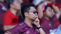 Seorang suporter tampak kecewa dengan ditundanya laga final Piala Indonesia.