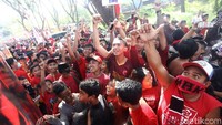 Suporter menyambut kedatangan rombongan bus ofisial PSM Makassar.