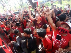 Suporter menyambut kedatangan rombongan bus ofisial PSM Makassar.