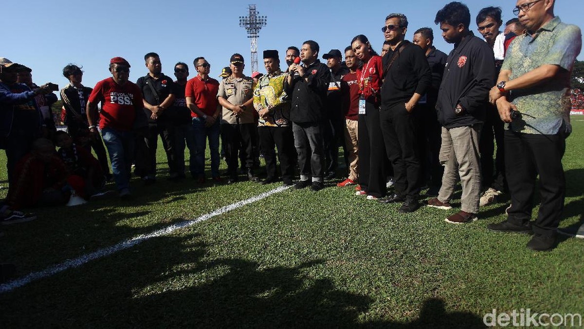 Petinggi PSM Makassar beserta pejabat setempat memberi keterangan terkait penundaan laga melawan Persija Jakarta. (Foto: Rifkianto Nugroho/detikSport)
