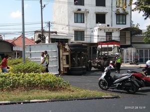 Langgar Rambu Lalu Lintas, Truk Trailer Muat Ikan Terguling di Perak