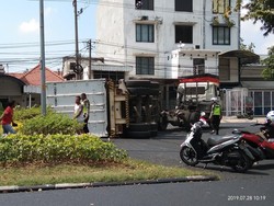 Langgar Rambu Lalu Lintas, Truk Trailer Muat Ikan Terguling di Perak