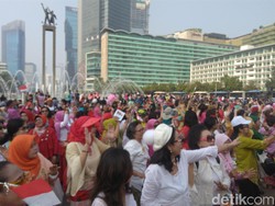 Sambut Peringatan HUT RI, Emak-emak Joget Pakai Kebaya di CFD