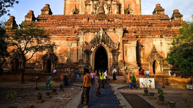 Visitors take a look at the Sulamani ancient pagoda in Bagan on July 6, 2019. - The UNESCO World Heritage Committee on July 6 approved the registration of the ancient city of Bagan as a World Heritage site. (Photo by Ye Aung THU / AFP)