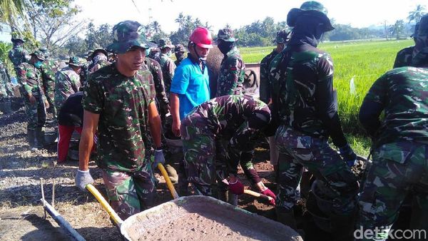 Melihat Semangat Prajurit TNI Beton Jalan di Klaten