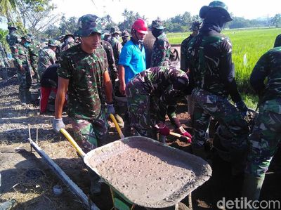 Melihat Semangat Prajurit TNI Beton Jalan di Klaten