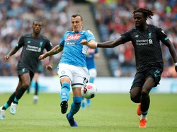 Divock Origi menemui umpan silang Andy Robertson dari sisi kiri, tapi penyelesaiannya melenceng dari tiang gawang. Istimewa/Reuters/Ed Sykes.
