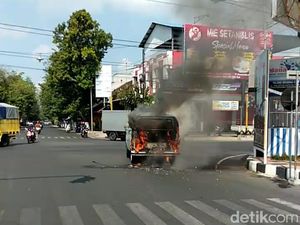 VW Combi Tahun 1978 Terbakar, 2 Penumpang Selamat