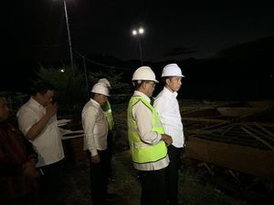 Jokowi Tinjau Proyek Pembangunan Dermaga Penyeberangan di Danau Toba