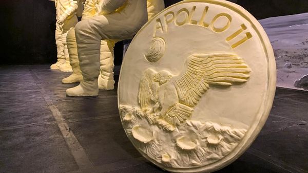 1 Ton Mentega Disulap Jadi Patung Awak Apollo 11