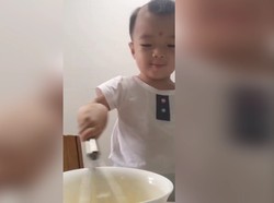 Jago Masak, Bocah Usia 2 Tahun Ini Sering Masak Untuk Ibunya