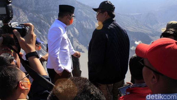 Ridwan Kamil Kunjungi Tangkuban Perahu Pascaerupsi