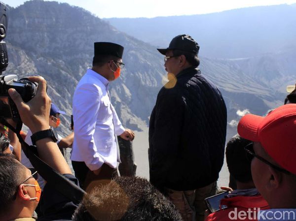 Ridwan Kamil Kunjungi Tangkuban Perahu Pascaerupsi