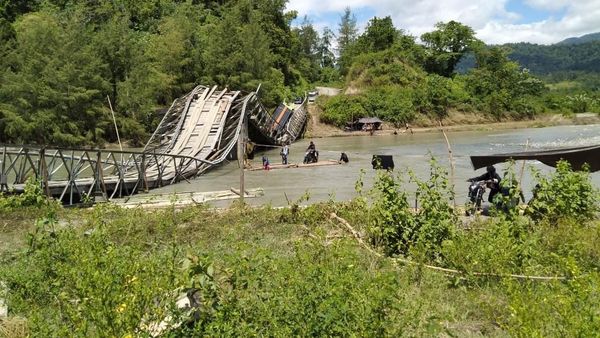 Jembatan Putus, Upaya Terangi Desa di Pelosok Jalan Terus