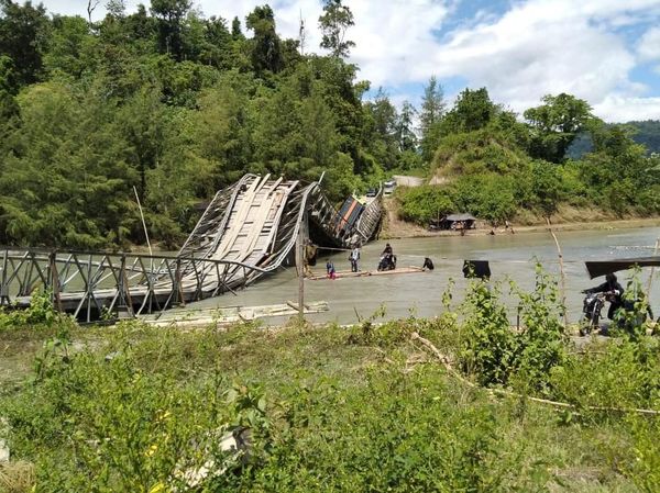 Jembatan Putus, Upaya Terangi Desa di Pelosok Jalan Terus