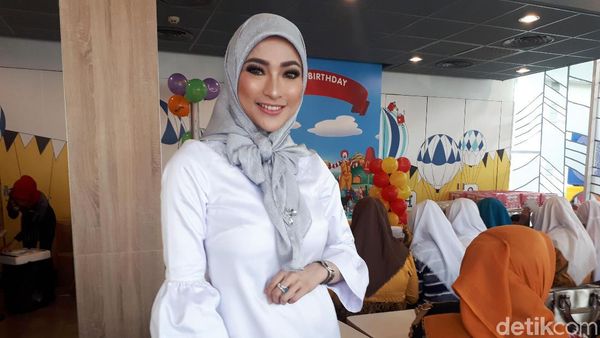 Transformasi Amel Alvi yang Ingin Lebih Salihah