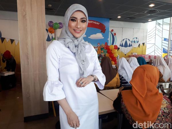 Transformasi Amel Alvi yang Ingin Lebih Salihah