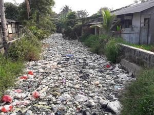 Jorok! Kali Bahagia Bekasi Dipenuhi Tumpukan Sampah