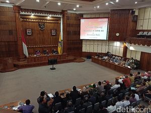 Koster Sebut Pergub Pembatasan Kantong Plastik Ide Mega untuk Percantik Bali