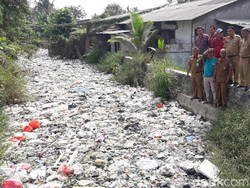 Sampah di Kali Bahagia Bikin Warga Tak Bahagia