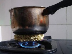 Meme Kocak Masak Terbalik hingga Pose Ngopi Biduan Dangdut