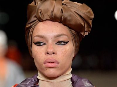 Model Fenty Rihanna Pura-pura Jadi Transgender Agar Tak Di-bully Netizen